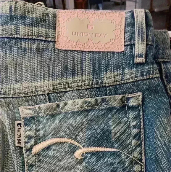 "UNION BAY" 32x29 Ladies Acid Wash Floral Embrodered Low Rise Jeans - Picture 2 of 11